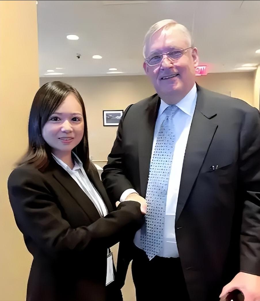 周君红在美国抱着幻想发表反华声明，要求中国归还其祖父、外祖父家当年作为地主时的地