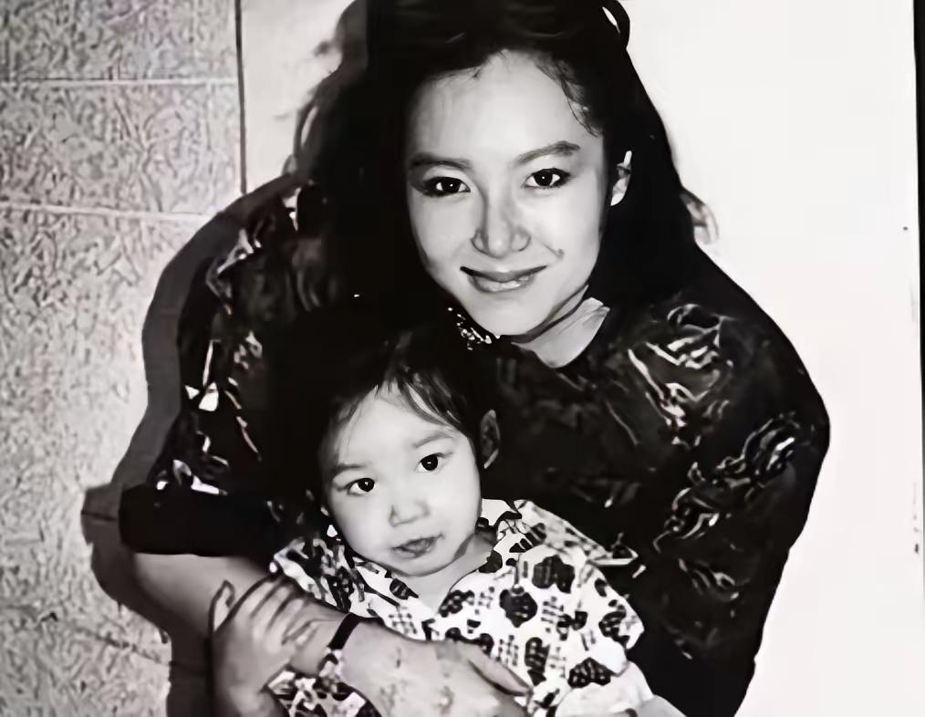 1984年，26岁的恬妞嫁给了印尼富豪，结婚当晚，她才知道老公已经有了一个妻子，