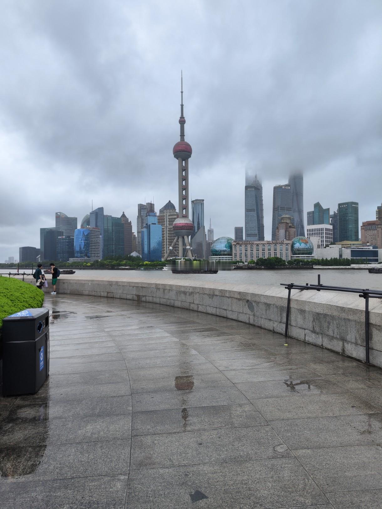 七绝  .  沪上梅雨三吟

其一   外滩雨景

驱车细雨路微茫，
外滩钟声伴