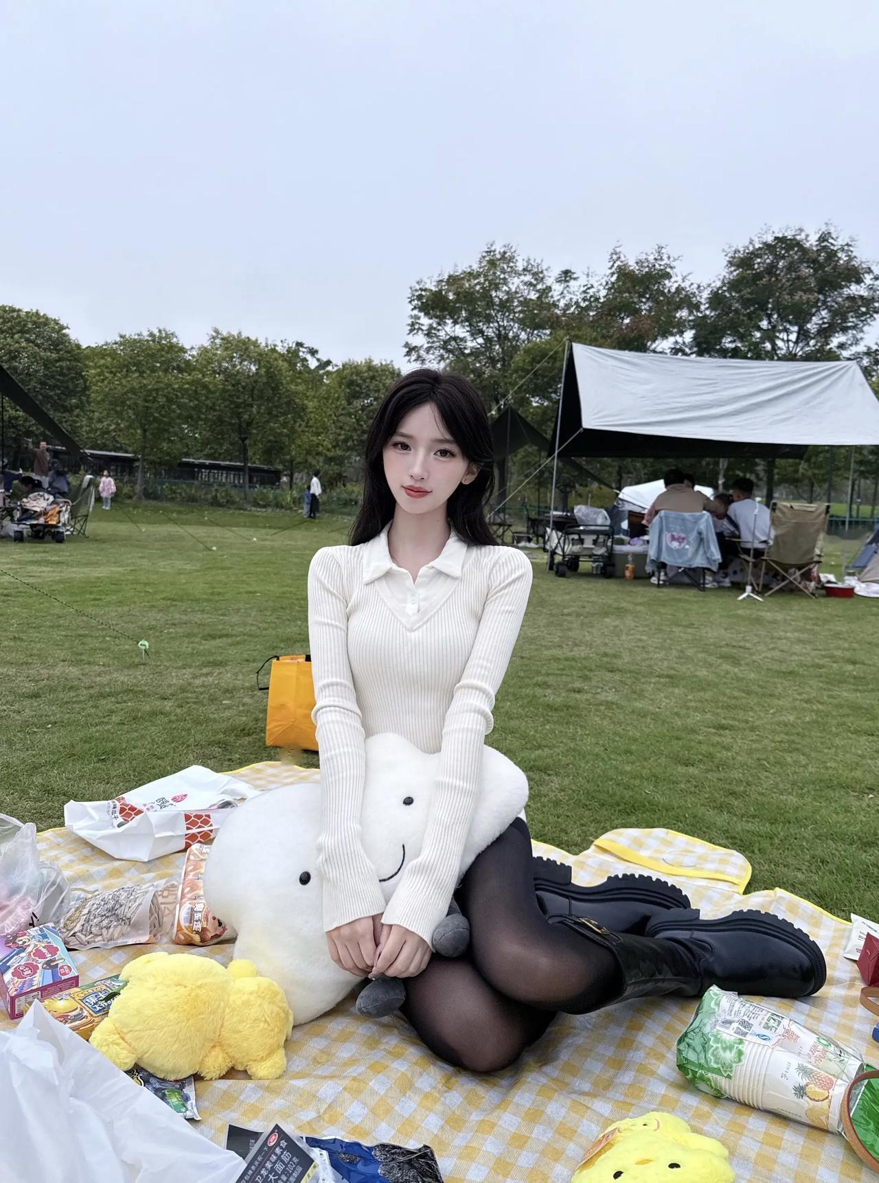 来公园野炊，休息的时候就喜欢在露天的环境下野餐，亲近大自然，拥抱大自然。野外野炊