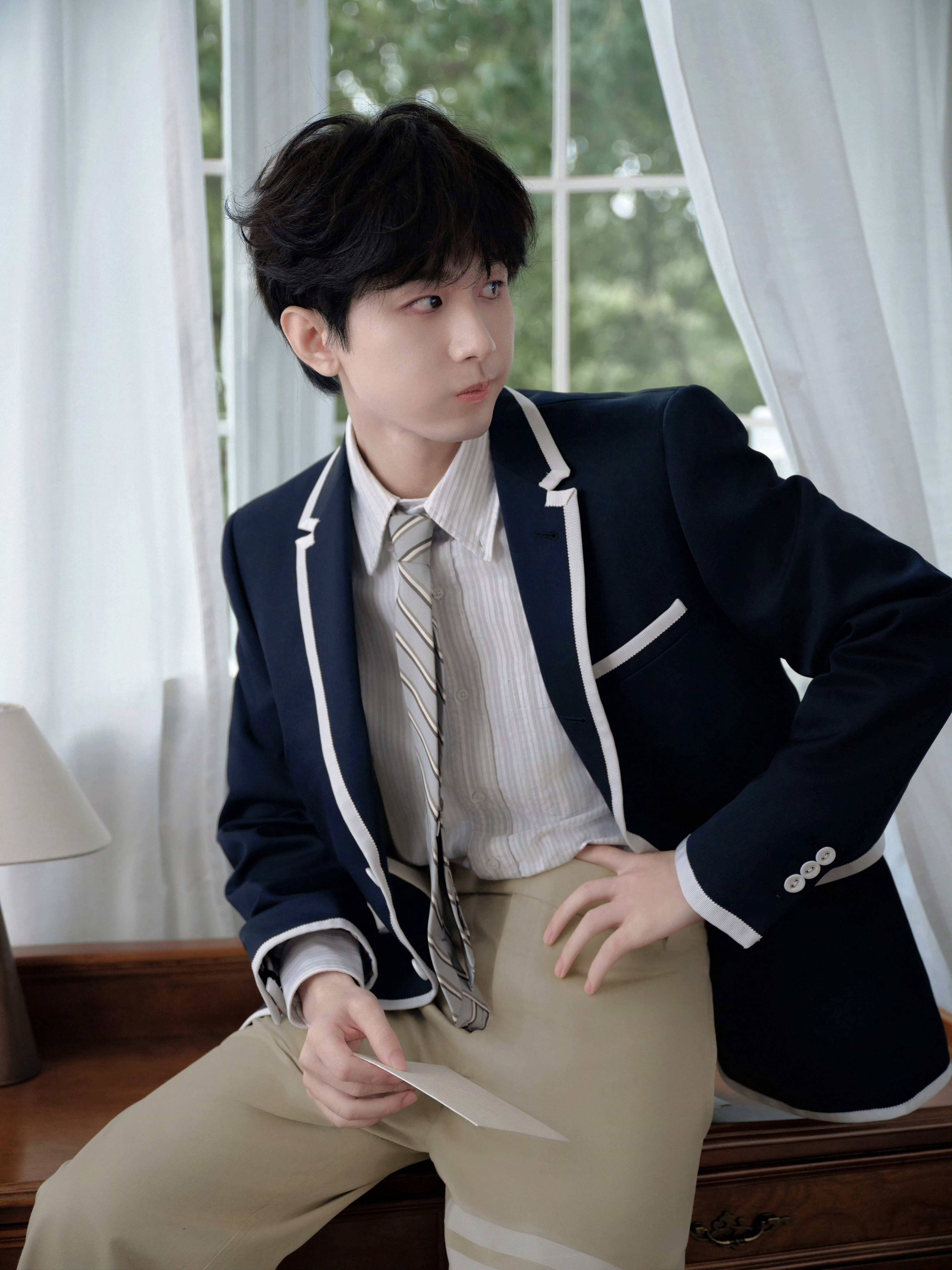 成毅35岁生日照成毅[超话]这是谁家男大啊[哇]怎么瞅着只有18岁啊[哇]制服 