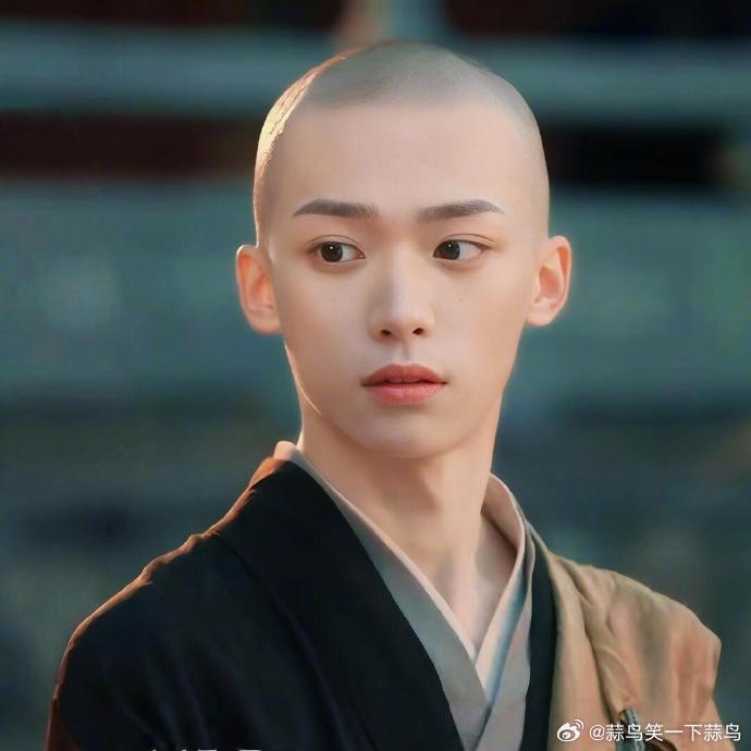 《盛世天下》中辩机一角的原声配音由梓渝完成，他不用他人代声，凭借自身努力让角色声