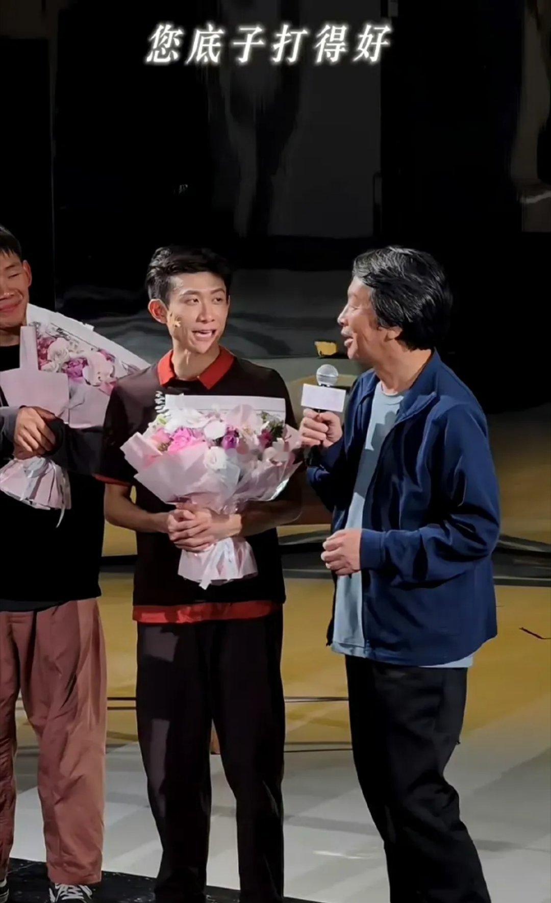 张一山出演了改编自刘震云的《一地鸡毛》话剧，在剧中挑战一人分饰15角，展现了扎实