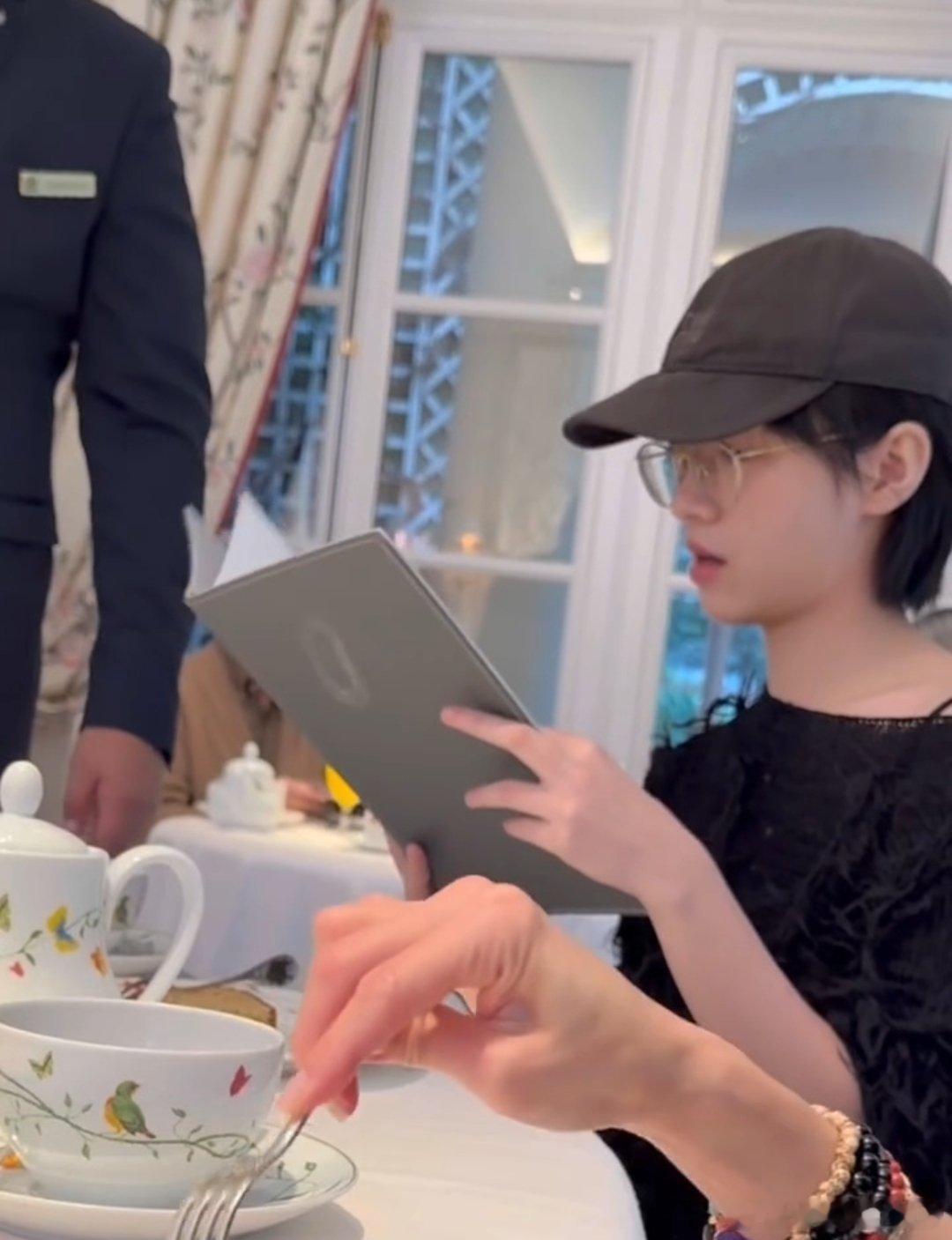 素颜的刘浩存赵今麦李庚希三个萌物！！我也想坐这桌 可以一起吃早餐吗？ ​​​