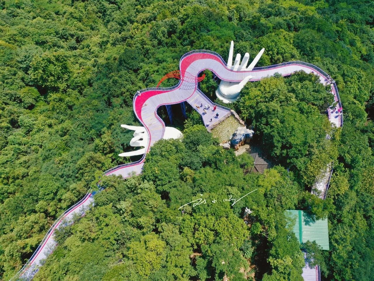 浙江桐庐发现一处“绝美仙境”，藏在4A景区内，游客直呼像是穿越了！

炎炎夏日，