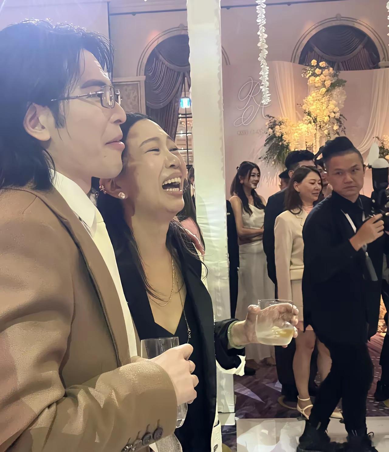 林有慧如今是真的很幸福了，不生孩子，但是参加许玮甯的婚礼，玩的很开心的，不顾形象