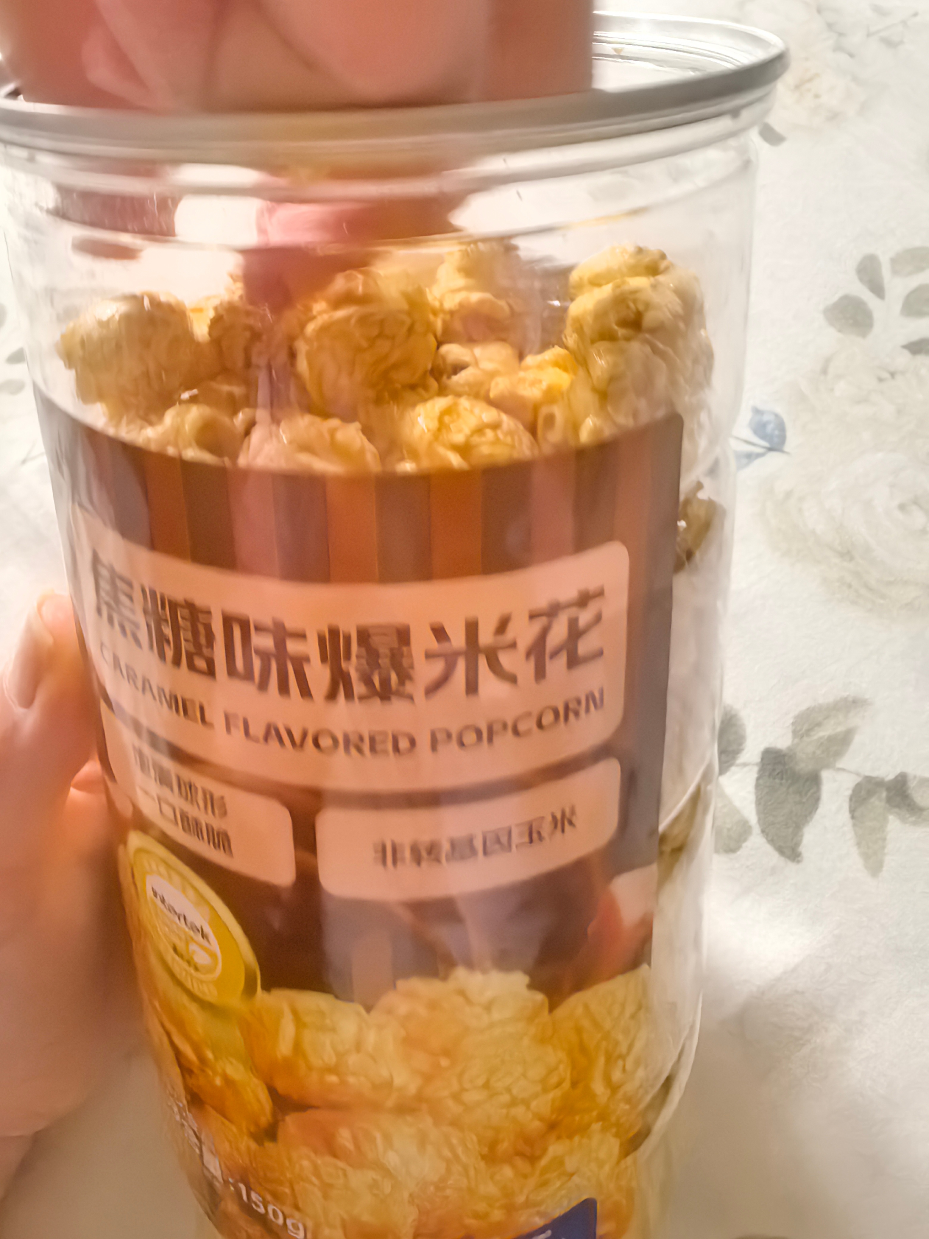 一下午嘴也没闲着这款爆米花真好吃，还有一只小手过来跟我抢着吃~ 