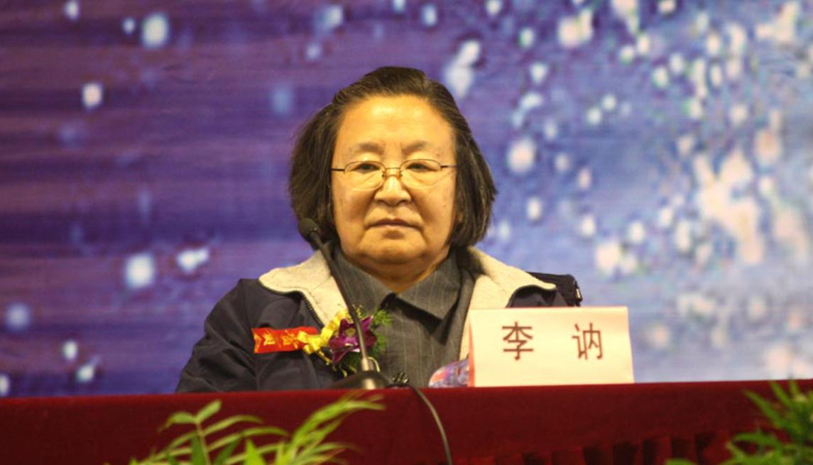 毛主席逝世后，每年12月26日毛主席诞辰纪念日，一位衣着朴素的妇人都会准时出现在