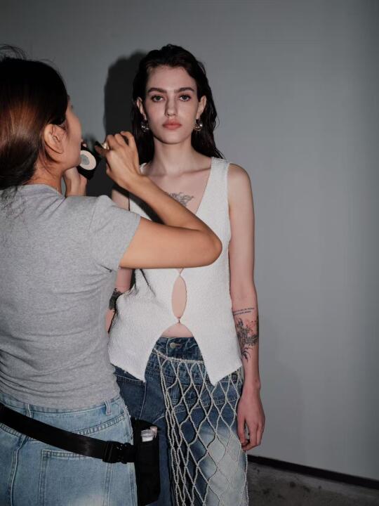 Vero on set
