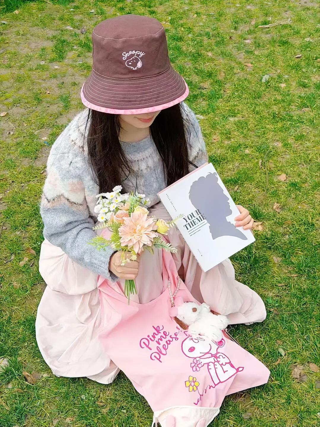 悠闲午后，花束与书相伴，享受宁静时光。🌸📖🍃