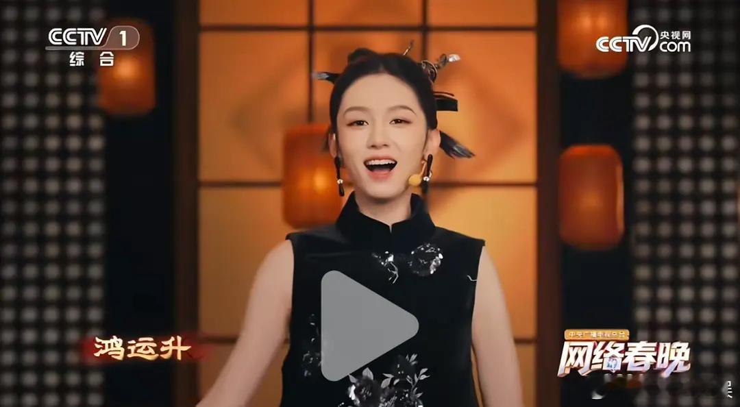 周也这妆造把她害惨了吧，感觉缺点全显现出来了 