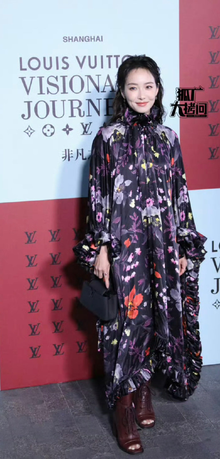 宋茜Lv大秀造型 不知道的以为穿了向太的裙子… 这造型师认真的吗？ ​​​