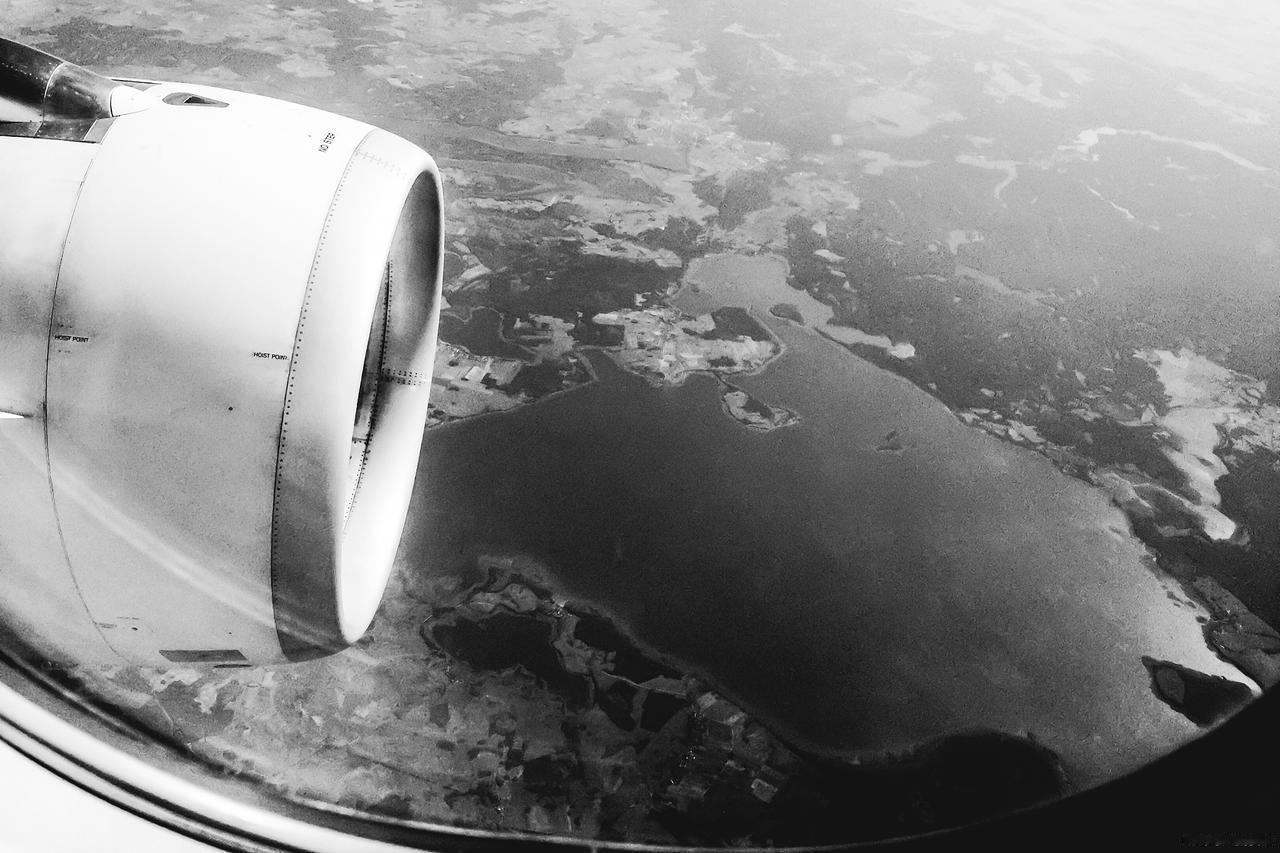 南海最近挺热闹，老美那艘五十岁的“尼米兹”号航母，在退役前的最后一次溜达，半小时