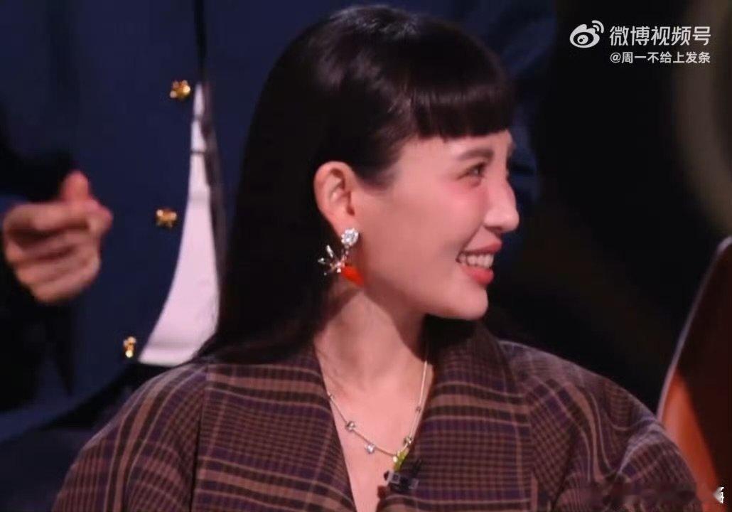 魏如萱胡萝卜耳钉温柔随性的魏如萱搭配童趣耳钉，细节灵动又可爱，独特配饰尽显鲜活少