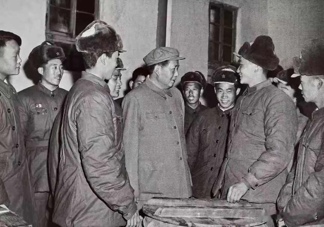 老人家当年和炊事班士兵交流的画面，迄今看来，依然还是那样的温暖，依然还是那样的感