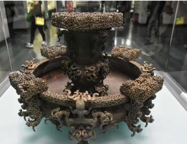 曾侯乙编钟都不如它，曾侯乙青铜尊盘，工艺水平堪称登峰造极。
大家都知道曾侯乙编钟