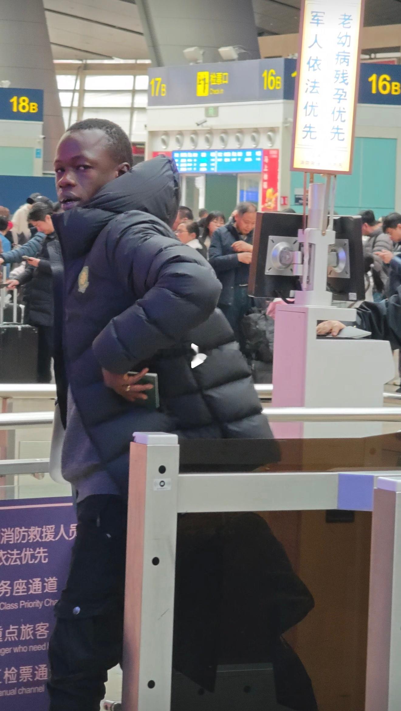 今天球队下午在苏州重新集中，为新赛季做最后冲刺。外援最后一块拼图孔特已随队乘高铁