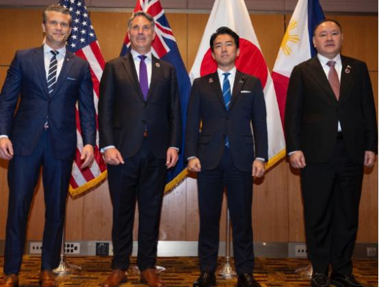 当地时间11月2日，菲律宾总统小马科斯在韩国釜山，所谓“联合国军纪念公墓”访问期