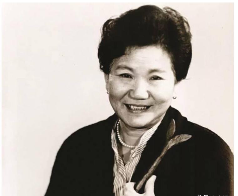 2000年，年届古稀的赵丽蓉身体终于支撑不住，临终时，家人帮她穿上了寿衣，赵丽蓉