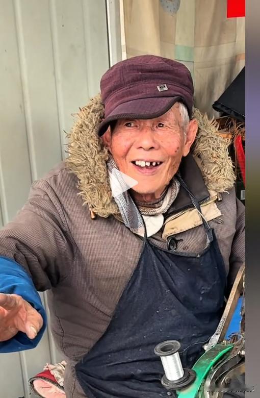 一条假肢，一场温暖的双向奔赴
 
在一个菜市场旁的小铁皮棚里，住着一位七八十岁的