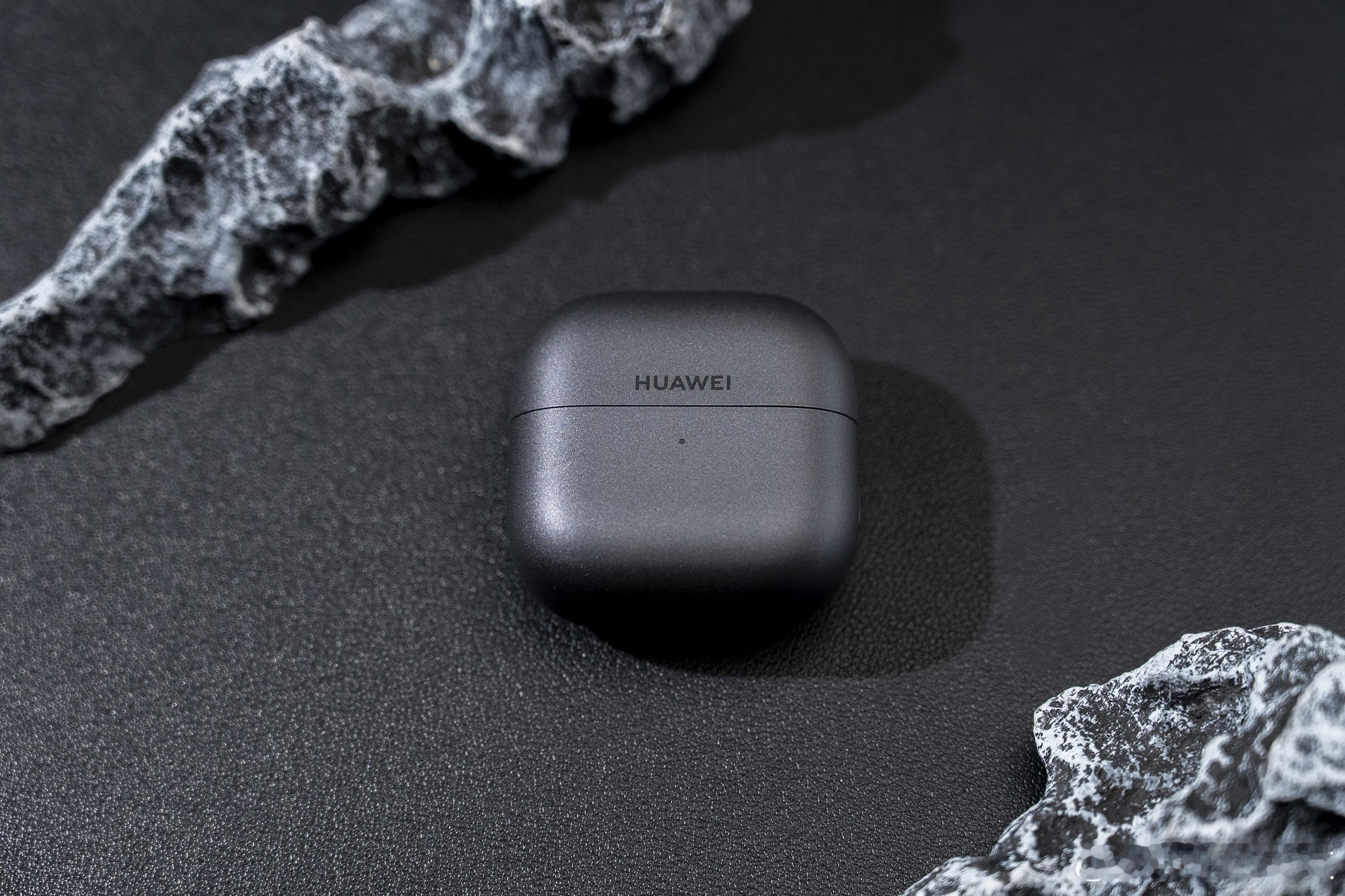 拿到了华为FreeClip 2，摩登黑真的很显质感总的来说就是更小了、更轻了、续