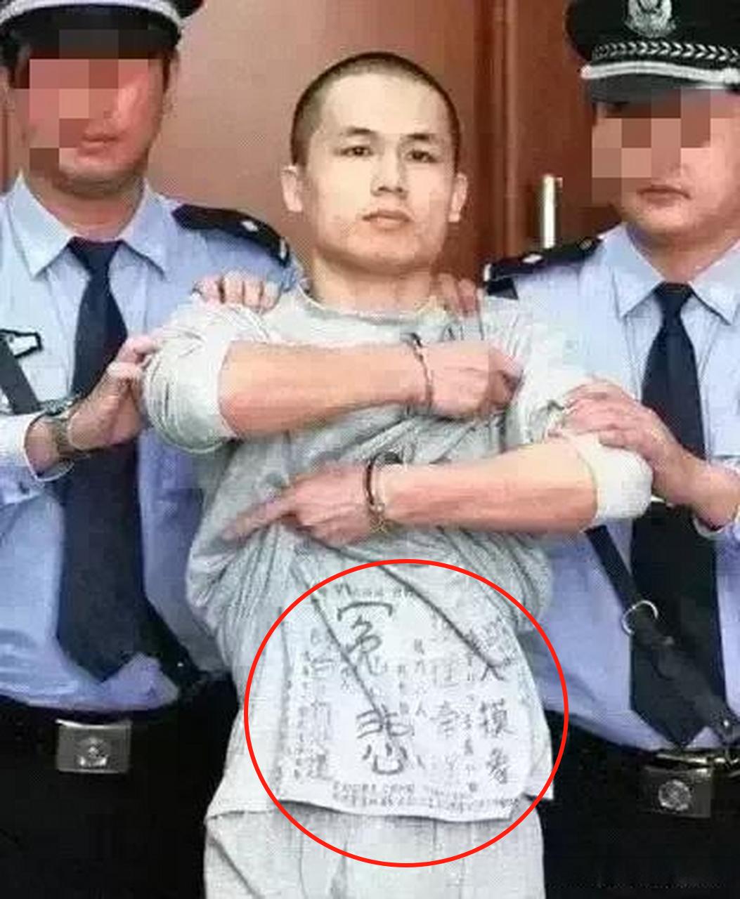 2013年，民警李才坤被法庭定罪故意杀人判处死刑，可当他面对摄像机时，却突然伸出