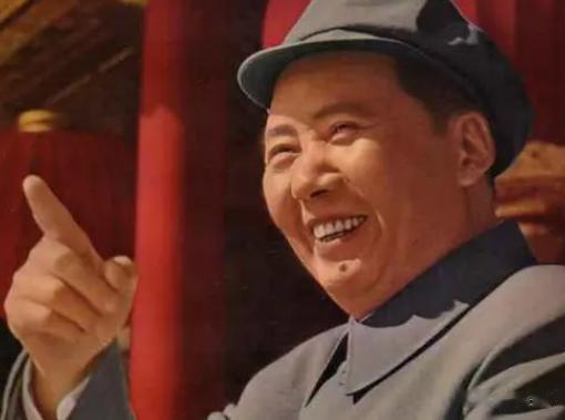 1976年9月18日，举国上下哀痛不已。

国人无比敬重的毛主席的追悼会就在这天