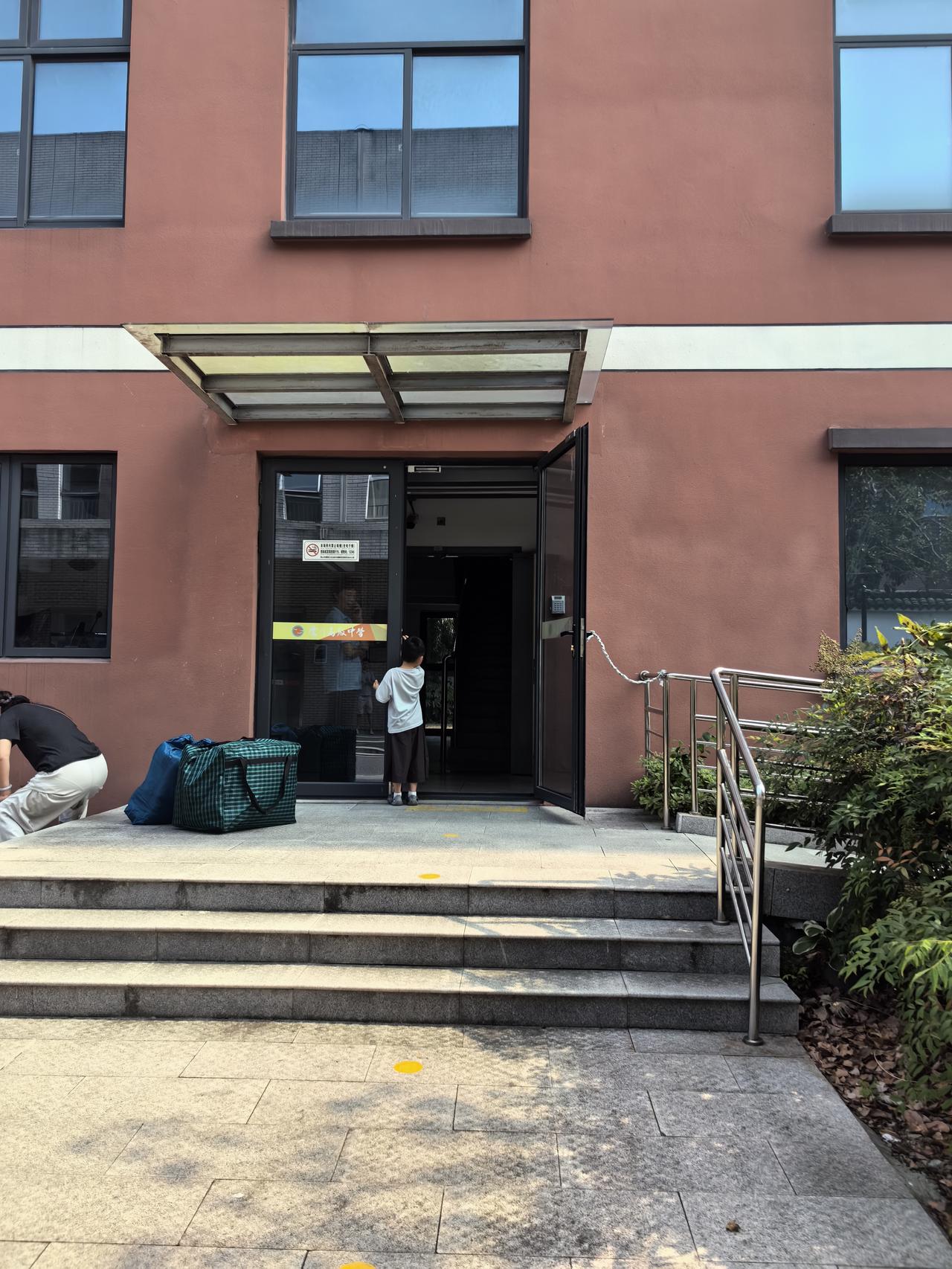 男生不能进女生宿舍，但是现在已经进化到只要是男的就不能进。
送姑娘去学校，不让男