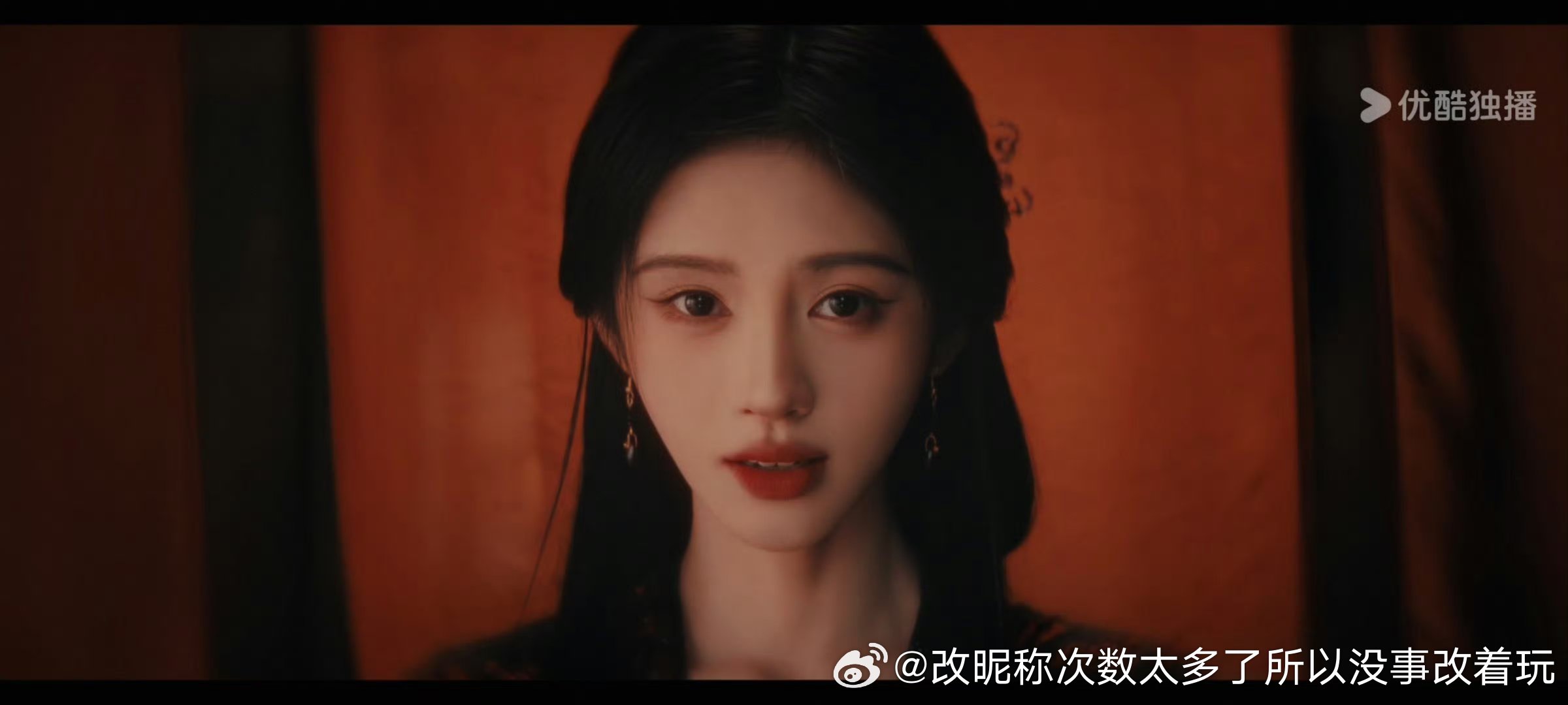 比起祖儿娜然的“尖脸削下巴”鞠的“尖脸削下巴”是好像两边被砍了两刀 