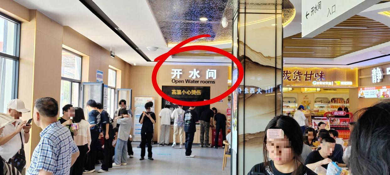 连霍高速服务区英文标识闹笑话！开水间翻译成Open Water rooms，蹩脚