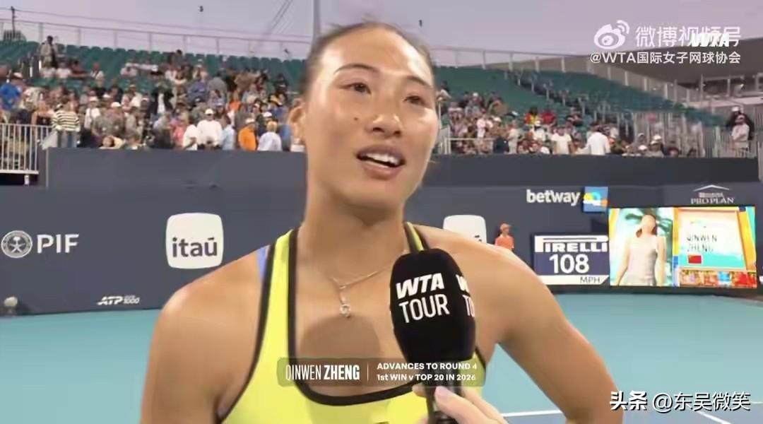 WTA1000迈阿密站，郑钦文在逆转战胜凯斯后，在场边接受了赛事官方的采访。
郑