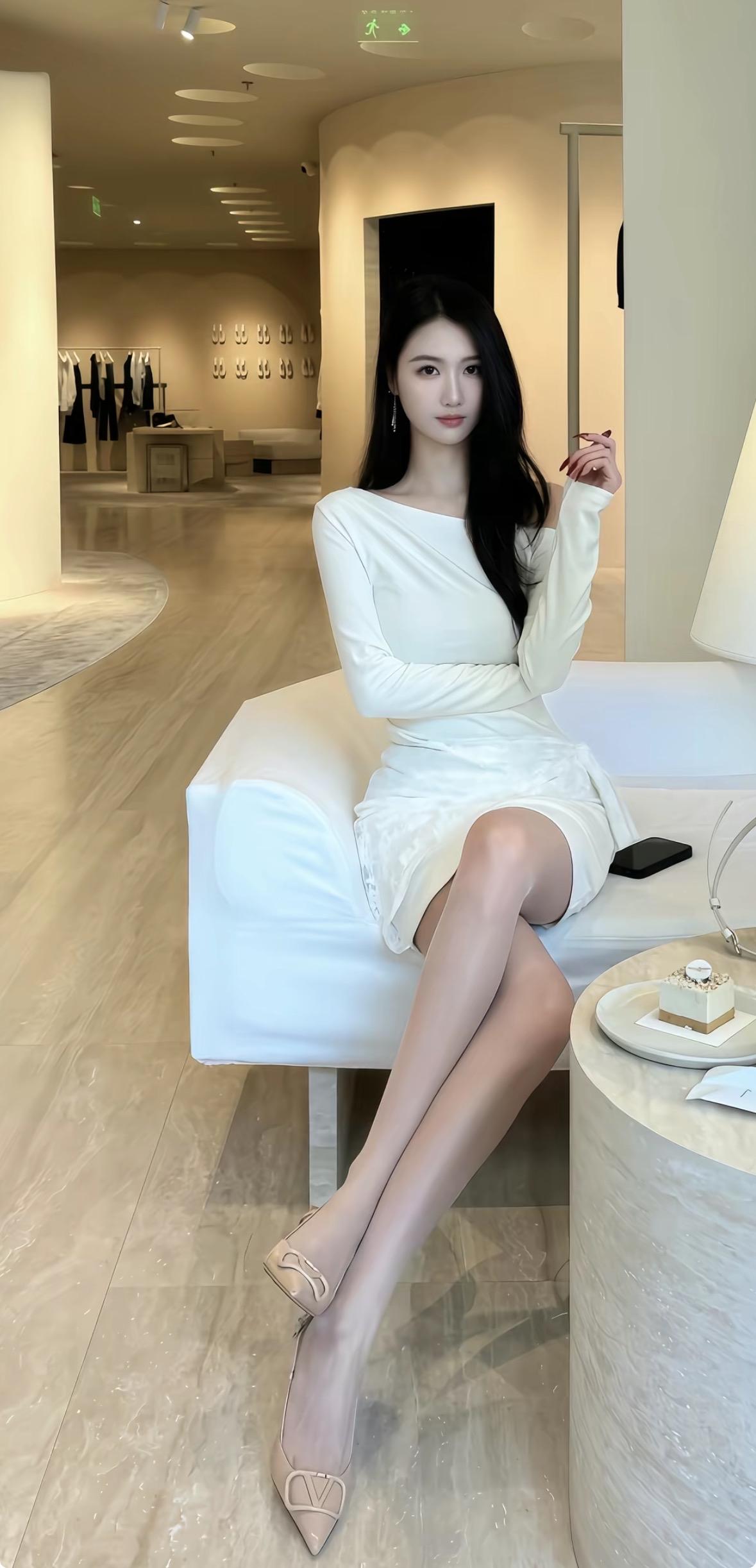 想象一下，自己穿着飘逸的白裙，坐在温馨的咖啡馆里，面前摆着精致的蛋糕和冒着热气的