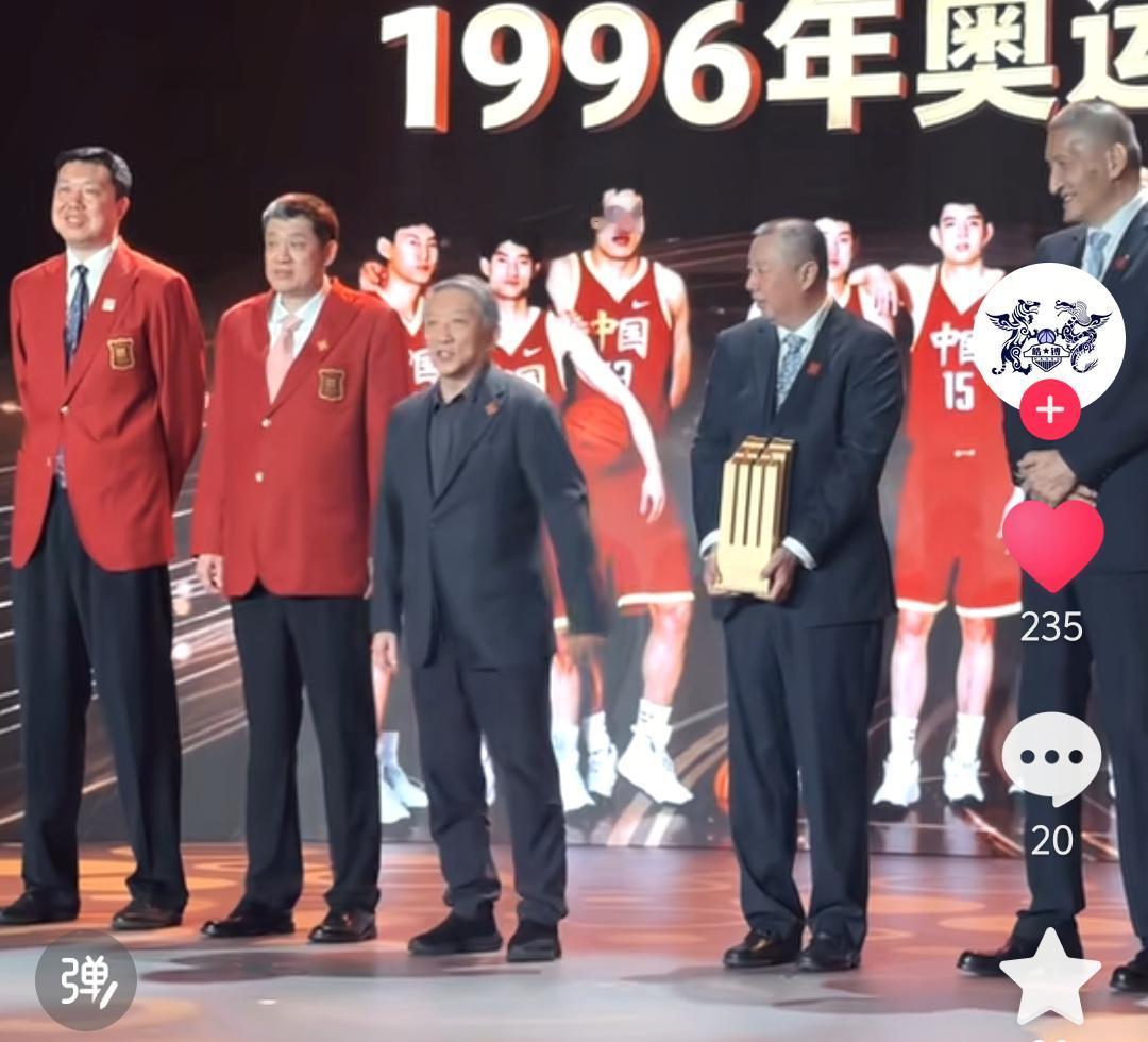 被网暴的宫鲁鸣昨天获得了中国篮坛名人堂的最佳团队奖，1996年，39岁的宫鲁鸣带