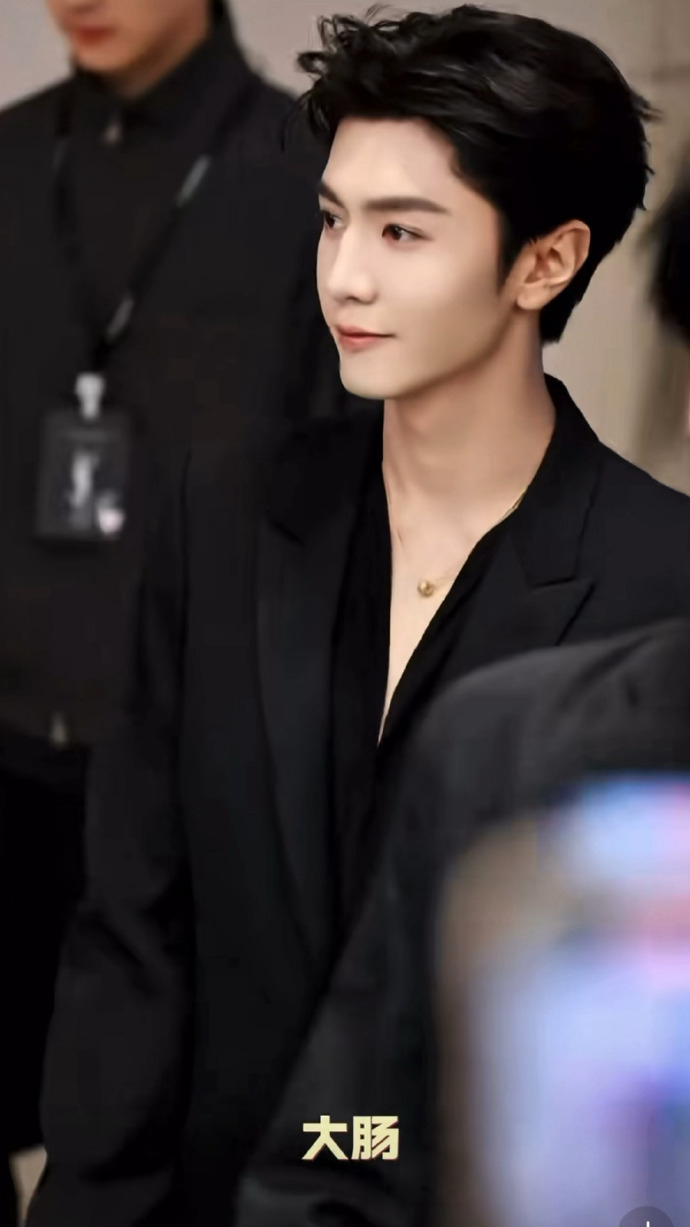 陈哲远深v黑西装造型 陈哲远线下活动以深v黑西装造型亮相，这么帅！ 