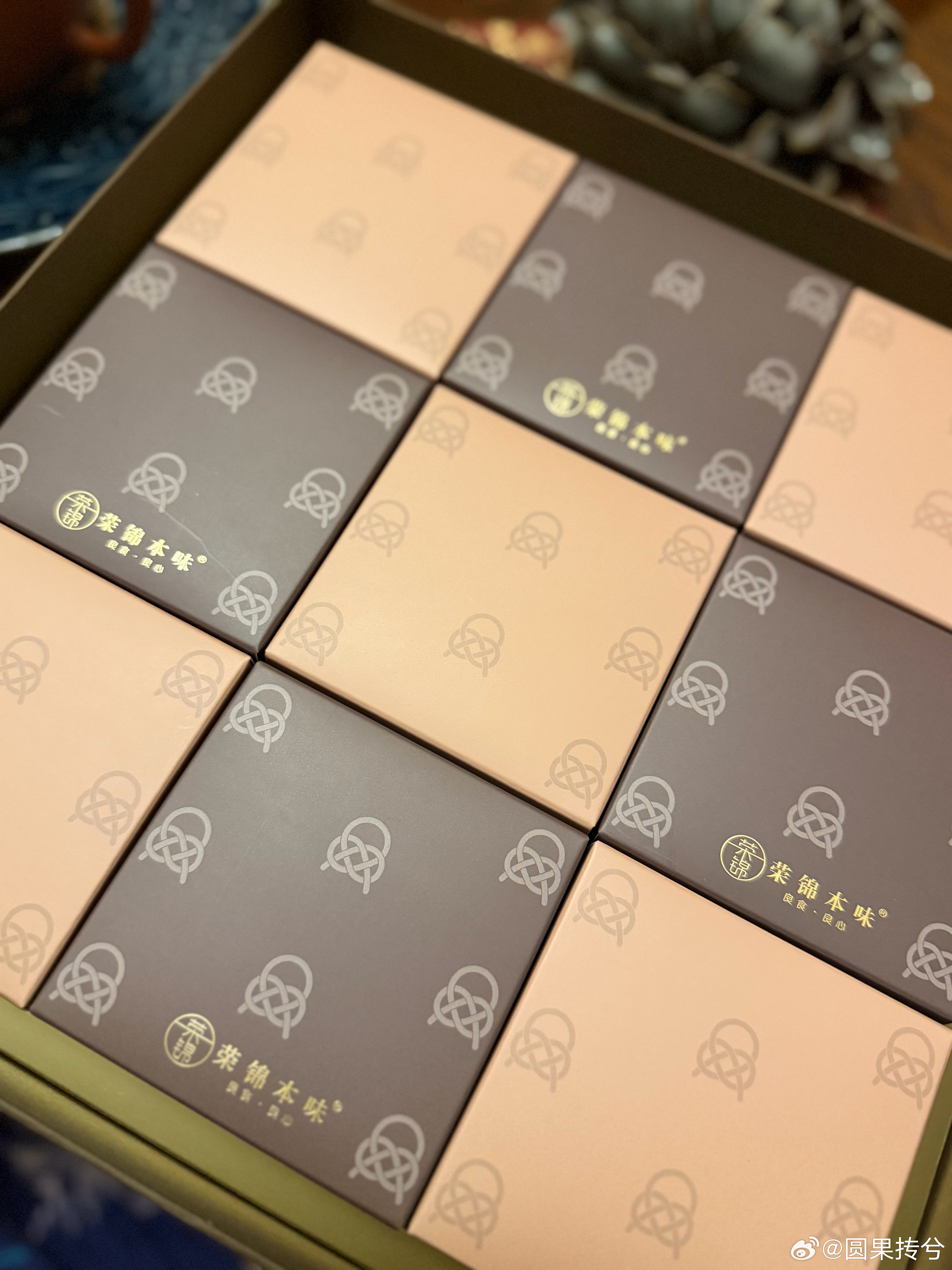 中秋在英国，回来后管家又补送了月饼🥮。物业也是越来越会采购了，枣泥松仁、黑芝麻