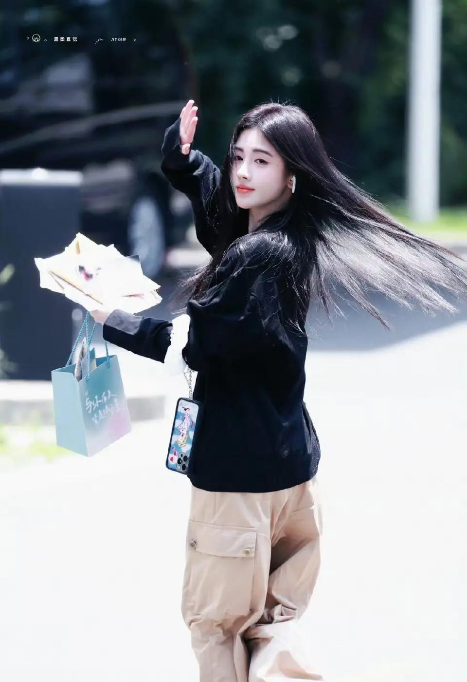 站在丝芭传媒和鞠婧祎的角度就是自己没错，错的是对方。

丝芭传媒觉得是我把你捧红