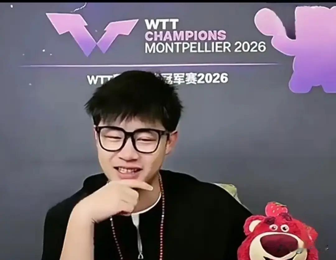 一个堂堂正正的国乒男队主力级别陪练，居然在队内测试赛里跑去打女双，而且还打输了。
