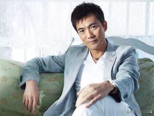 黄健翔说45岁以上属于佛系老球迷 突然就想起我爸，年轻的时候看球能跟我妈吵起来，