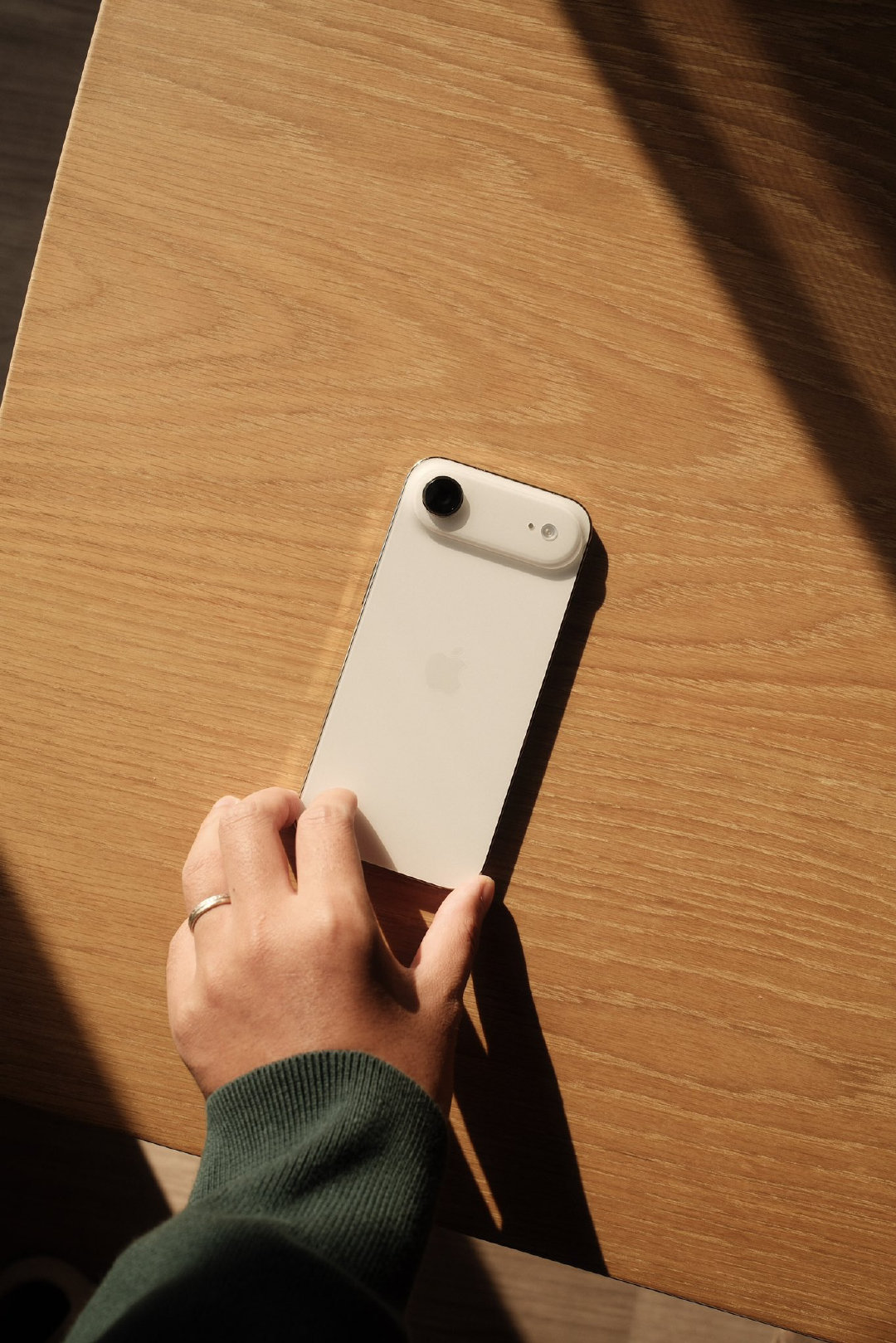 其实，iPhone Air 的成也在这个“Air”，败也在这个“Air”。Air