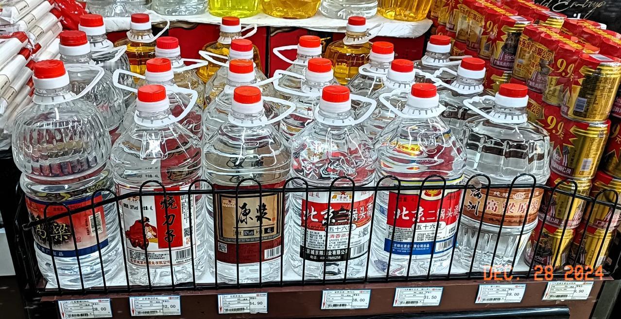 超市里经常看到10斤的桶装白酒，30元左右的价格，普遍3元一斤。这样的酒有原浆纯