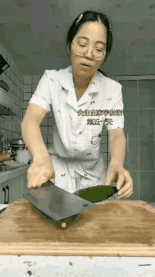 怎么还怕这黄瓜窜上来咬你啊
