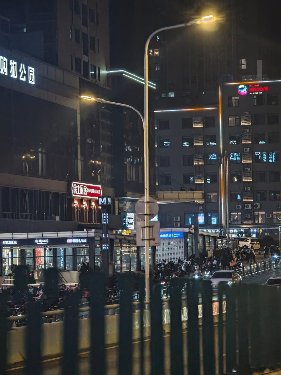 街道口非常熟悉的地方 15年的时候大二跟我表弟俩人去这里找兼职 当时有一家酒吧叫