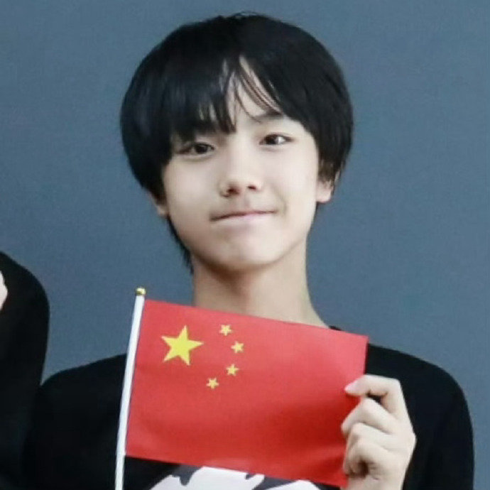 苏新皓举着国旗长大啦苏新皓举着国旗长大了苏新皓举着国旗长大了 ​​​