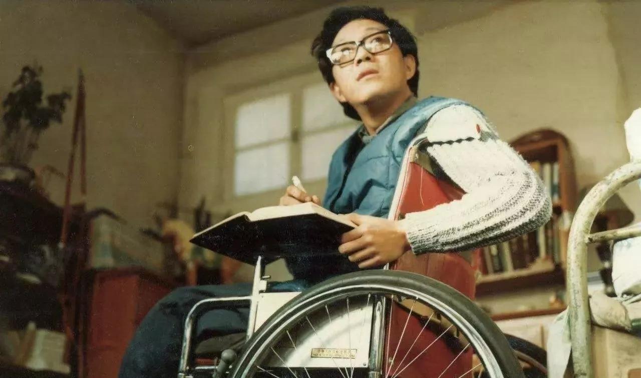 “这一段童年似乎永远都不会长大，因为不管何年何月，这世上总是有着无处可去的童年。
