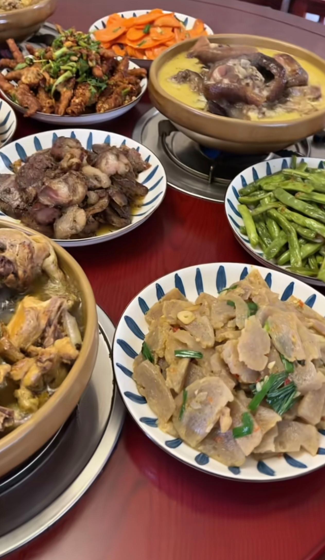 堂伯的生日宴，他不想去饭店，就偏爱家里的味道。

这满满一大桌菜，都是小辈们一起