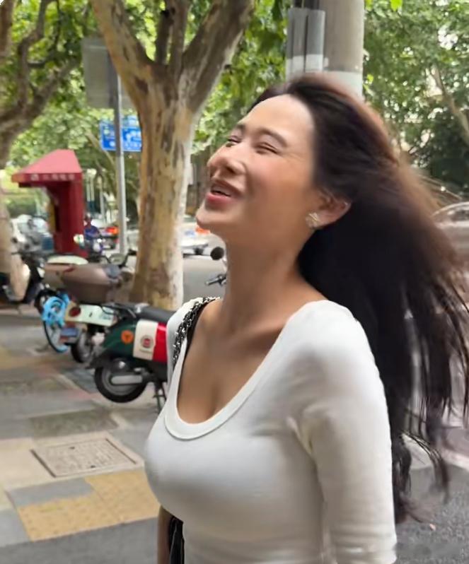洋洋高锐·笑、初温◎街畔又独行偶遇前女友◎绿树郁葱葱小鸟入草丛◎再望梦中人泪水哗