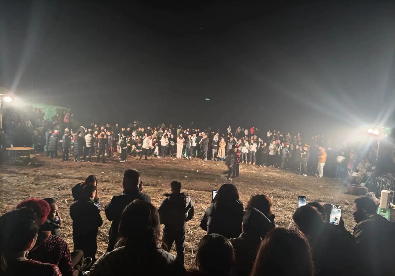 2026 年 1 月 9 日重庆合川一小姑娘在网上发视频求助，临近过年家里要杀年