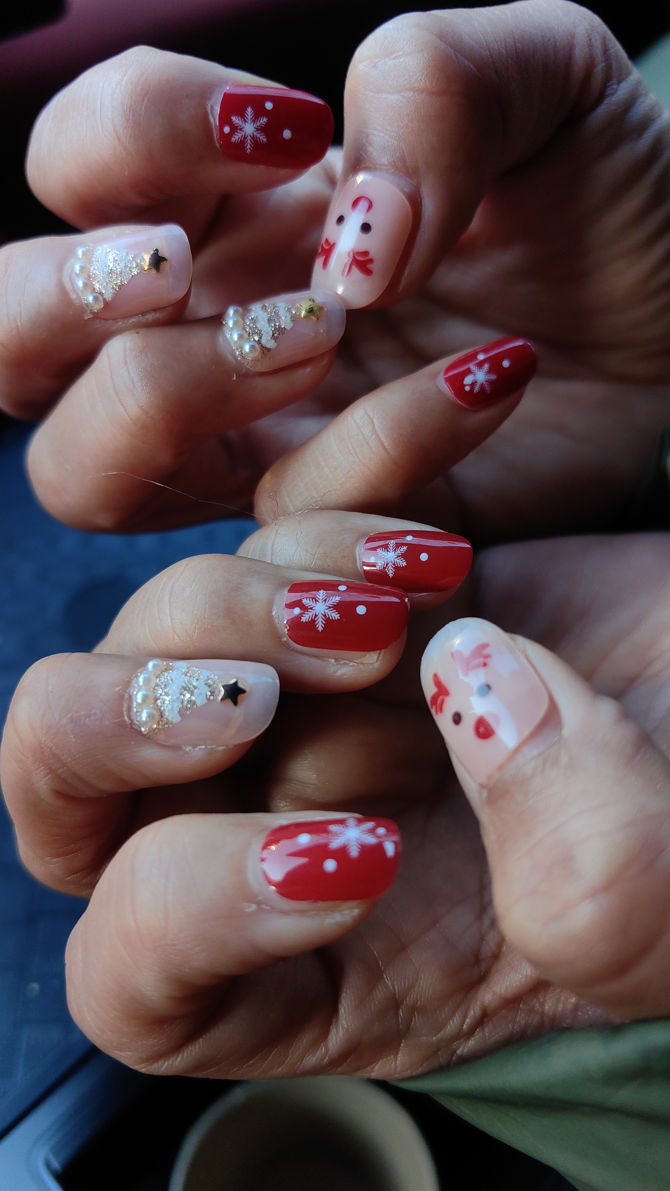 *碎碎念*跟果果过圣诞节，这个小机灵...大新给帖的指甲...好好穿衣... 