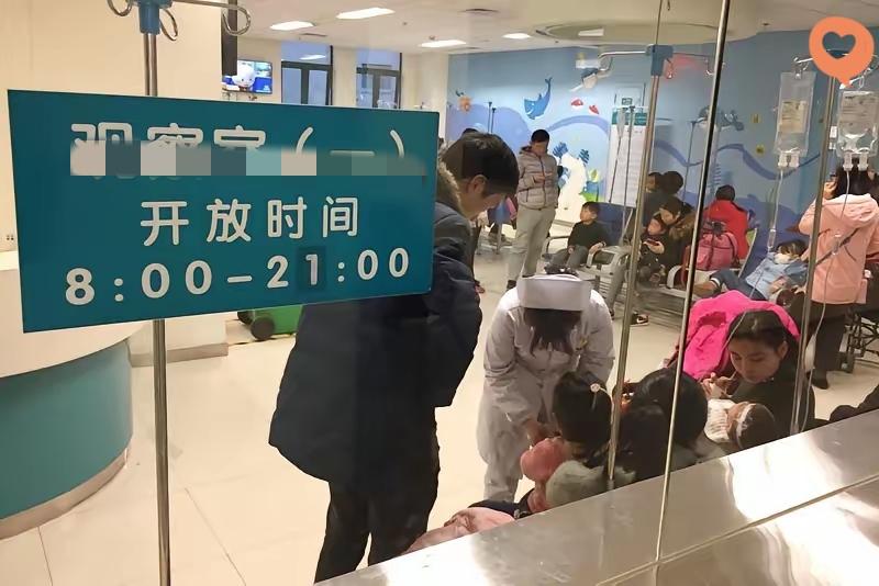 医院这地方，
永远是最戳心的人间观察场！

一大早就是人挤人，
候诊区里的画面看