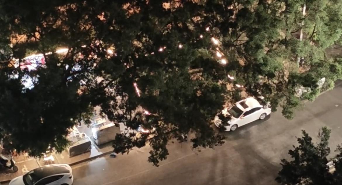 【玉林民主中路夜宵店凌晨一点还在扰民】1月20日，玉林万花楼路口烧烤摊凌晨噪音扰